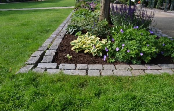 Flower Bed Mulching in Hattiesburg
